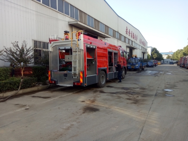 干粉水聯用消防車