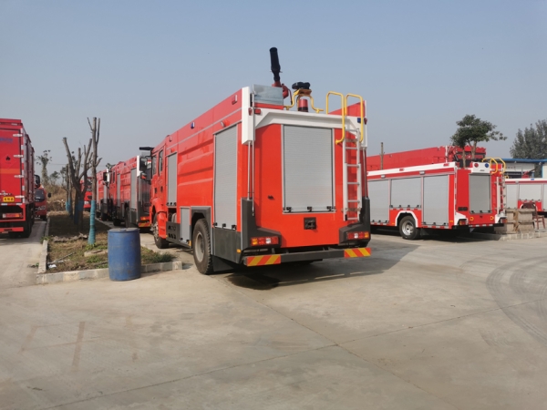 豪沃8噸水罐消防車